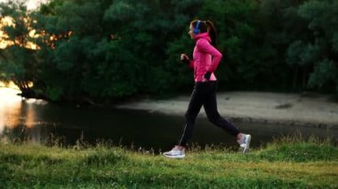 Bir sabah koşu Parkı Güneşli ışınları şafak gölde, kız Mariano için hazırlanıyor ve sağlıklı bir yaşam tarzı yol