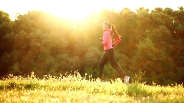 Una corsetta mattutina nel Parco vicino allo stagno ai raggi del sole dell'alba, la ragazza si prepara a Mariano e conduce uno stile di vita sano — Video Stock