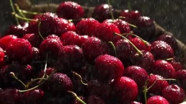 sepet içinde kırmızı kiraz döndürmek