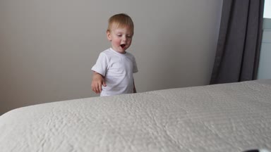 Çocuk Ebeveyn yatak önünde duran ve ebeveynleri ile eğleniyor