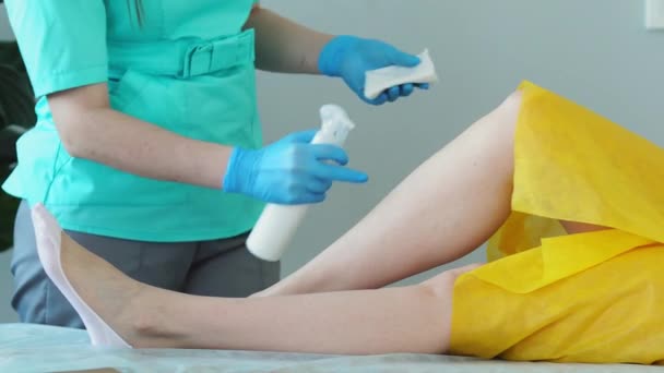 Zbliżenie kapitana włosów nawilżający środek podrażnienie wykonywania dziewczyna masaż stóp po depilacji — Wideo stockowe