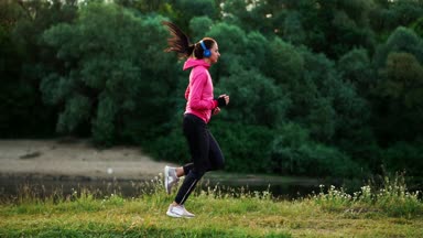 Bir sabah koşu Parkı Güneşli ışınları şafak gölde, kız Mariano için hazırlanıyor ve sağlıklı bir yaşam tarzı yol