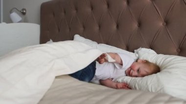 Aile evde ücretsiz zaman harcama. Neşeli aile eğleniyor, kızları yatağa