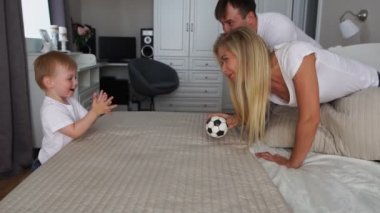 Annemle babam çocukla yatak topla oynamak
