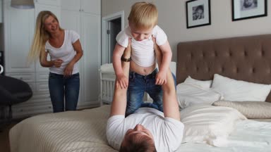 Mutlu aile için oynarken kavga evde yatakta yastık