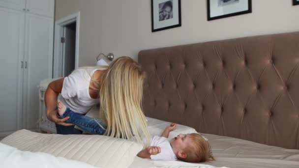 부모는 침대에 그들의 작은 딸과 함께 재미. 아침에 시간을 보내는 가족 — 비디오
