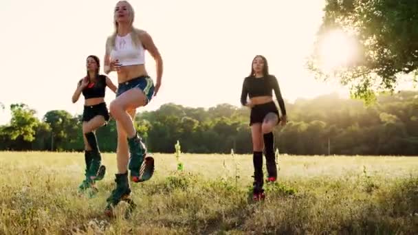 Tres chicas en botas en muelles realizan ejercicios de quema de grasa en el entrenamiento en grupo — Vídeo de stock