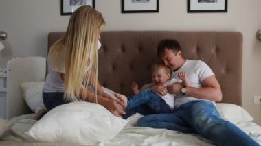 Mutlu aile için oynarken kavga evde yatakta yastık