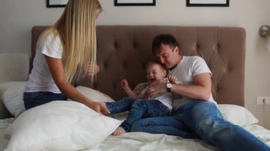 Mutlu aile için oynarken kavga evde yatakta yastık