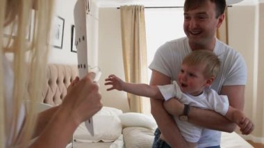 Baba ve anne vermek oğulları uzun zamandır beklenen bir hediye, sevinç ve mutluluk çocuk 2 yıl