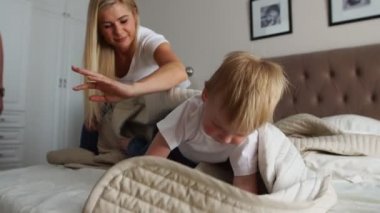 İki yıl yatakta yatan çocuk ile oynarken annesi ve babası