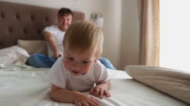 Baba ile oğlu krvoi, kahkaha ve gülümsüyor yalan çalış