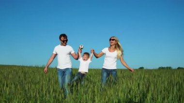 Mutlu bir aile: Baba, anne ve oğlu, Beyaz tişörtler giymiş alanında çalışan
