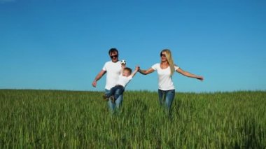 Mutlu bir aile: Baba, anne ve oğlu, Beyaz tişörtler giymiş alanında çalışan
