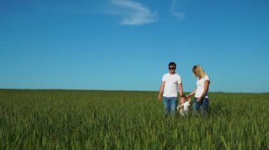 Anne baba ve oğul alanında dikenli beyaz t-shirt ve kot neşeyle birbirlerine gülümseyen yürümek