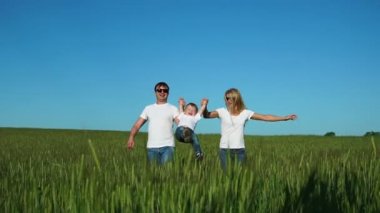 Anne baba ve oğul alanında dikenli ellerinde sallanan beyaz t-shirt ve jeans eğlenceli yürümek