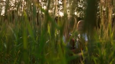 Sevgi dolu bir anne ve oğlu alanında iletişim kurmak ve sarılmak için güneş ışınlarının saç aydınlatmak. Mutlu bir aile