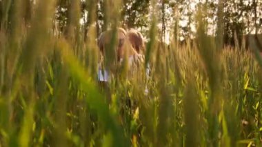 Sevgi dolu bir anne ve oğlu alanında iletişim kurmak ve sarılmak için güneş ışınlarının saç aydınlatmak. Mutlu bir aile