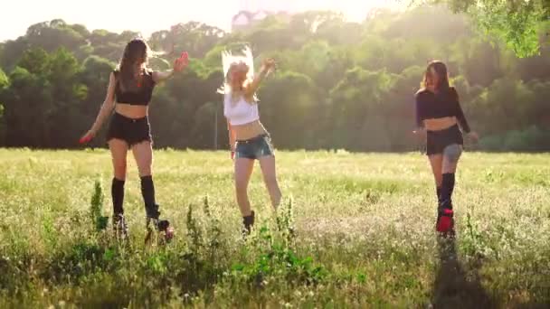 Formación grupal de kangoo. Tres chicas al atardecer en el parque haciendo ejercicio — Vídeo de stock