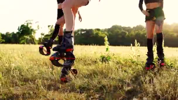 Grupo de queima de gordura treinamento em sapatos especiais ao ar livre — Vídeo de Stock