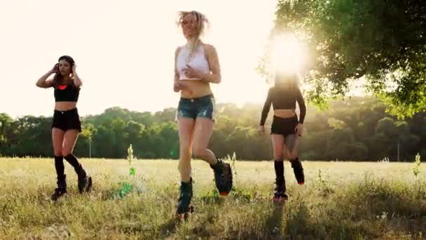 Три девушки в сапогах на пружинах выполняют упражнения по сжиганию жира в группе — стоковое видео