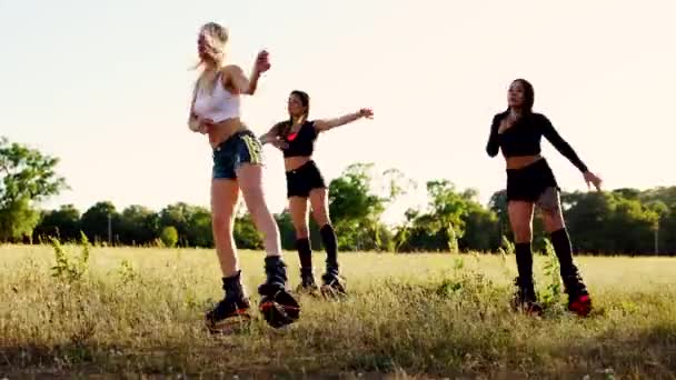 Trzy dziewczyny w butach na sprężynach wykonywać ćwiczenia spalanie tłuszczu w trening Grupowy — Wideo stockowe