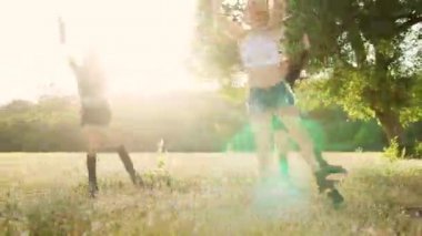 Yaylar çizme içinde üç kız yağ yakma egzersizleri grup eğitimi gerçekleştirmek.