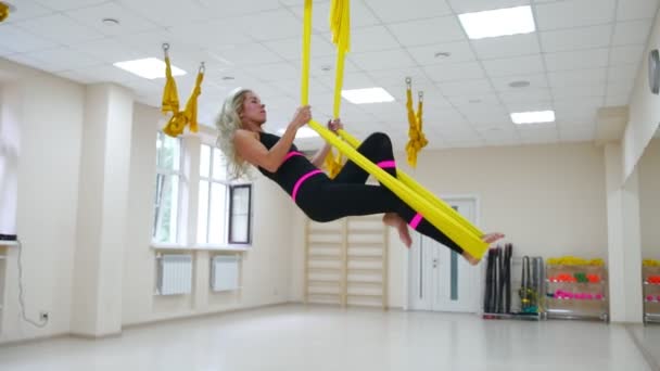 Antigravitationslehrer Aerobic auf den Bildern macht eine Revolution durch den Kopf, einen Salto in der Luft — Stockvideo