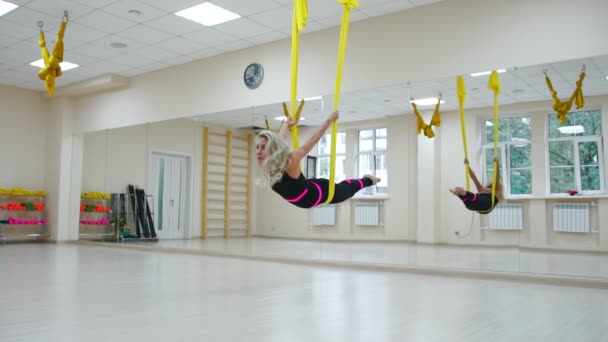 Sağlıklı yaşam için spor kavramı. Kız aerology antigravity rahatlatır ve bir beyaz odada tuval üzerinde salıncak oldu — Stok video