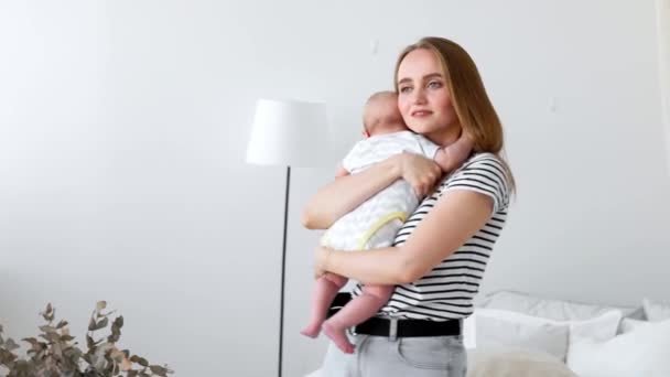 Lycklig kärleksfull familj. Mor leker med sitt barn i sovrummet — Stockvideo