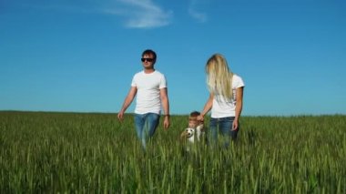 Alanında beyaz t-shirt bir çocuk ile aile yürüyüş