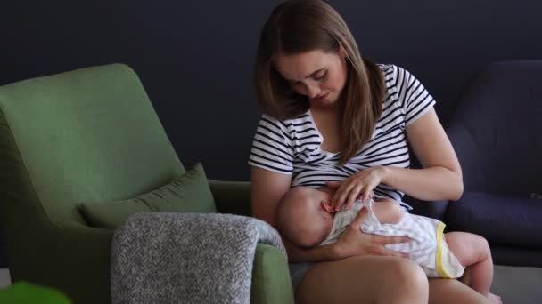 Νεογέννητο μωρό βυζαίνει από τη μητέρα — Αρχείο Βίντεο