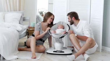 Onların Bebek yatağı üzerinde evde uyku izlerken bir mutlu aile portresi kapatın