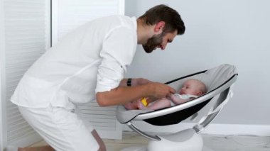 Yeni doğan bebek kızı onun evde tutan babası olmakla gurur duyuyorum