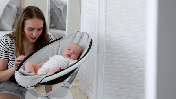 No quarto branco envolvido em compras on-line durante a licença de maternidade, dormindo ao lado do bebê — Vídeo de Stock