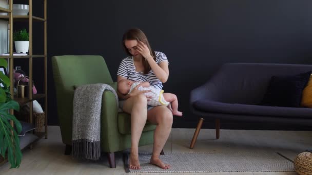Neugeborenes Baby wird von Mutter gestillt — Stockvideo
