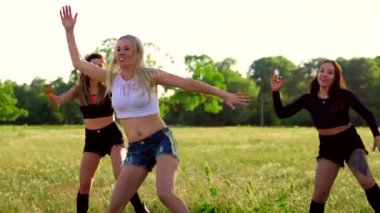 Yağ yakma grup eğitimi özel ayakkabılar açık havada