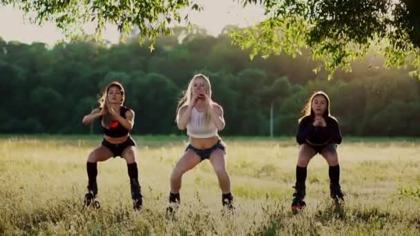 Formación grupal de kangoo. Tres chicas al atardecer realizan ejercicios dinámicos dirigidos a la pérdida de peso y el fortalecimiento muscular — Vídeo de stock