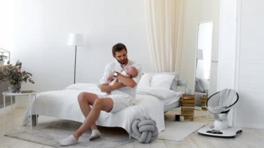 Yeni doğan bebek kızı onun evde tutan babası olmakla gurur duyuyorum