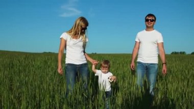 Anne spikelets buğday beyaz T-shirt ve kot olan alana git