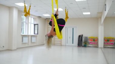 Anti yerçekimi eğitmen aerology resimlerinde bir devrim kafasından, havada takla yapar