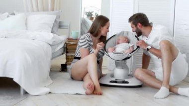 Onların Bebek yatağı üzerinde evde uyku izlerken bir mutlu aile portresi kapatın