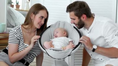 Onların Bebek yatağı üzerinde evde uyku izlerken bir mutlu aile portresi kapatın