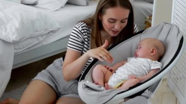 Beyaz yatak odasında online alışveriş yapan izinli bebeğin yanında uyuyan hamile iken,