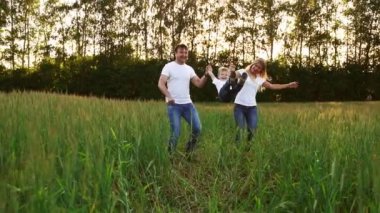 Mutlu bir aile: Baba, anne ve oğlu, Beyaz tişörtler giymiş alanında çalışan