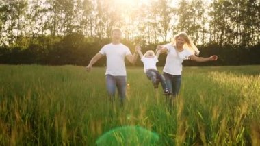 Anne baba ve oğul alanında dikenli ellerinde sallanan beyaz t-shirt ve jeans eğlenceli yürümek
