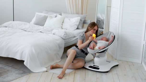 Im weißen Schlafzimmer, während des Mutterschaftsurlaubs mit Online-Shopping beschäftigt, neben dem Baby schlafend — Stockvideo