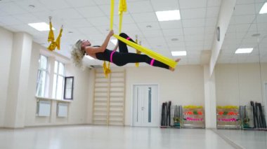 Anti yerçekimi eğitmen aerology resimlerinde bir devrim kafasından, havada takla yapar