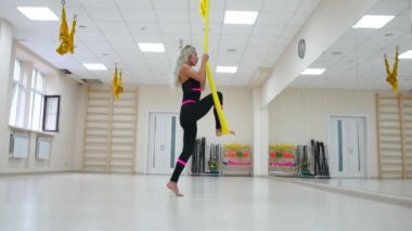 Anti yerçekimi eğitmen aerology resimlerinde bir devrim kafasından, havada takla yapar. Ağır çekim kamera çekim