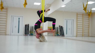 Yıldız inversiyon hava Anti yerçekimi yoga poz, kadın exerciseses hamak ile